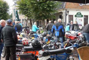 Bromfiets oldtimer club de Reutel foto
